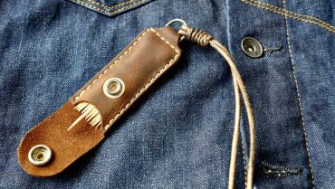 Zahnstocher im handgefertigten Leder-Etui, perfekt für unterwegs und stilvoll aufbewahrt. Hochwertiges Leder, langlebig und elegant, ideal für den täglichen Gebrauch.