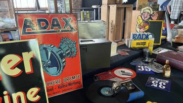 Altes Radio, Schallplatten und Vintage-Memorabilien auf einem Flohmarkt in Deutschland, die Sammlung von Michael Stevens, ideal für Musikliebhaber und Sammler.