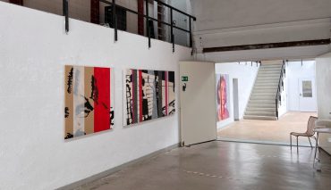 Kunstwerke von Michael Stevens in einer zeitgenössischen Galerie, die abstrakte und farbenfrohe Gemälde zeigt, die die kreative Vielfalt des Künstlers präsentieren.