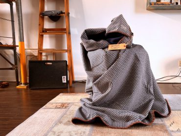 Künstlerische Stoffskulptur von Michael Stevens, die auf einem Teppich in einem modernen Raum steht, umgeben von Möbeln und Dekorationen.
