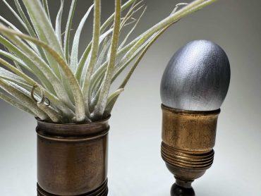 Modernes Pflanzenarrangement mit innovativem Lichtdesign, kombiniert mit einer stilvollen Pflanzenvase und einer einzigartigen Leuchte, ideal für kreative Raumgestaltung.