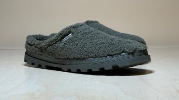 Komfortabler Hausschuh aus weichem, warmem Fleece-Material, ideal für gemütliche Tage zu Hause.
