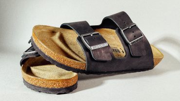 Komfortable schwarze Birkenstock Sandalen mit Korksohle, ideal für den Alltag und den Sommer, bieten Unterstützung und Stil.