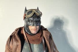 Michael Stevens in Batman-Kostüm mit Maske und Umhang, professionell für Fotoshooting oder Event.