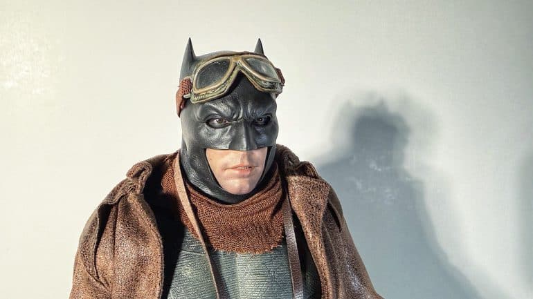 Michael Stevens in Batman-Kostüm mit Maske und Umhang, professionell für Fotoshooting oder Event.